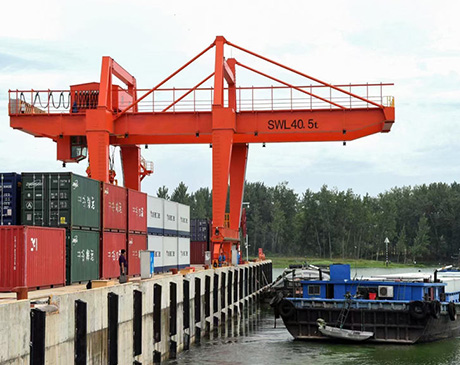 Dock lifting container