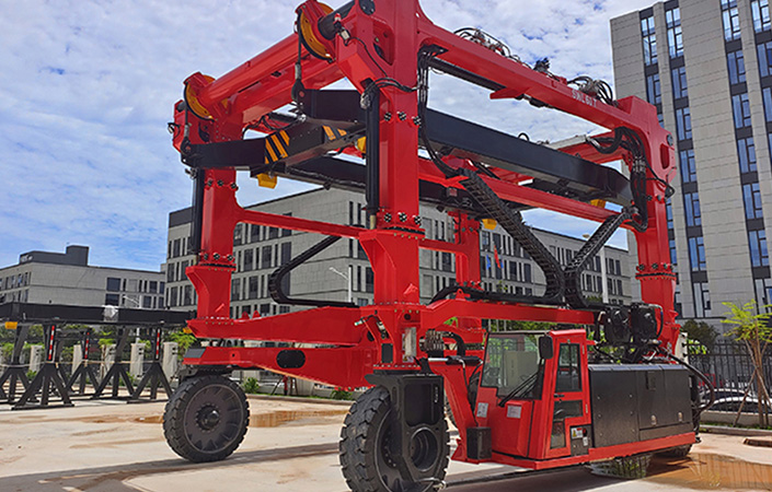 container straddle carrier