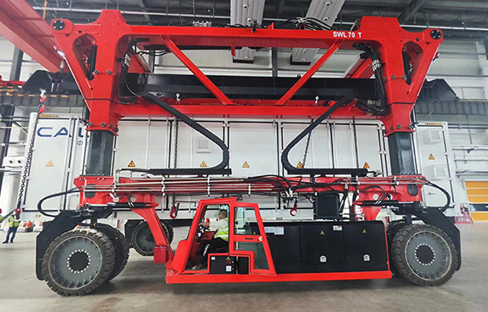 container straddle carrier