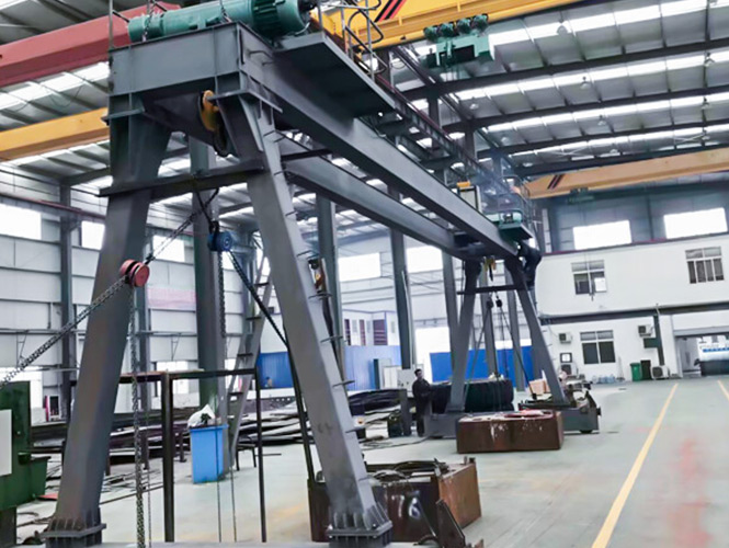 Hydraulic hatch cover lifting gantry crane