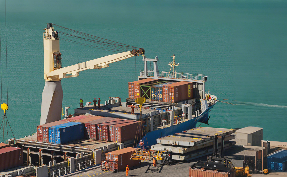 Various Lifting Devices are Used in Combination