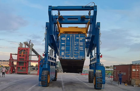 container straddle carrier